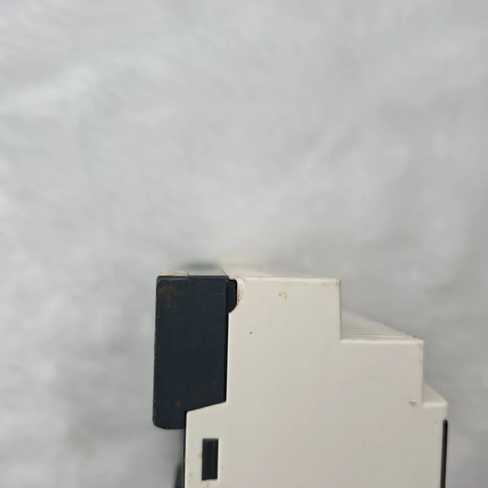 Telemecanique SR2 A201BD Smart Relay Zelio Logic 24VDC SR2A201BD